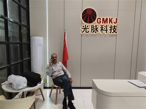 El cliente paquistaní, Sr. Ijaz, visita la fábrica de GMKJ en Shenzhen