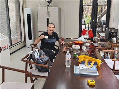 El cliente argentino Sr. Carlos visita la fábrica de GMKJ en Shenzhen
